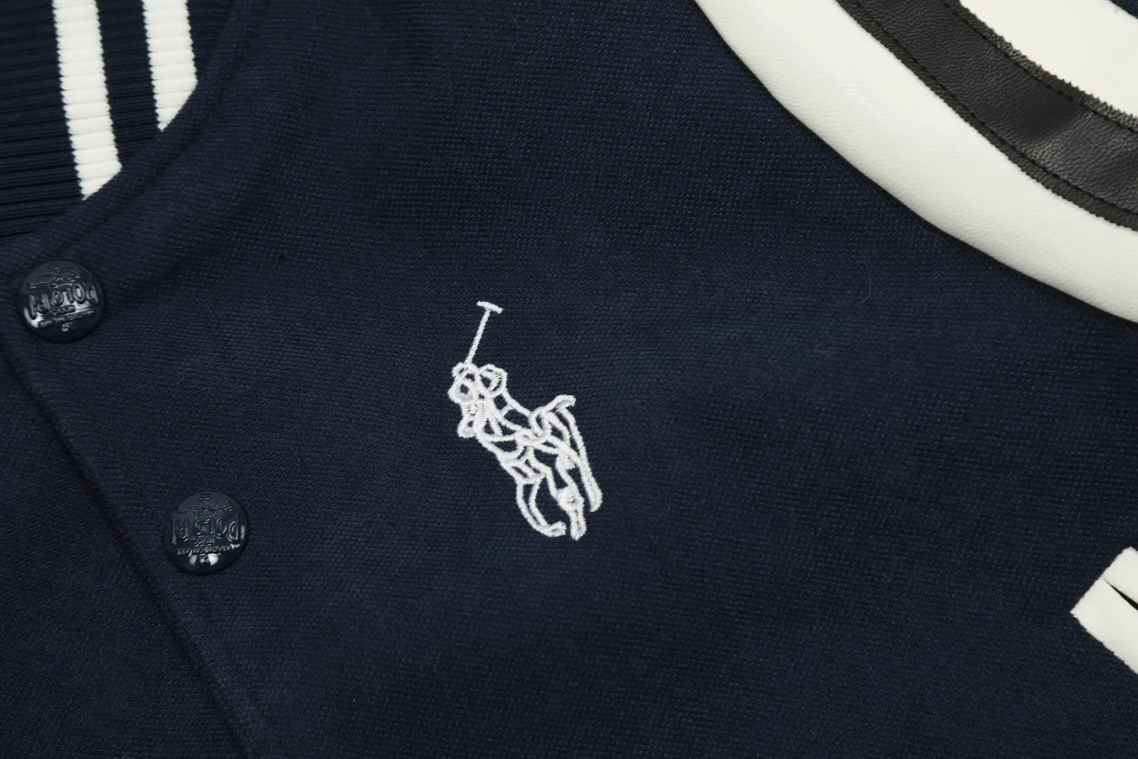 P300 Top quality" Style number: 8087# [Ralph Lauren American retro pony embroidery splicing baseball uniform] ✅Ralph Lauren classic basic wool splicing leather star's same baseball jacket ✅YB mold opening piqué twill 60 wool fabric Differentiated from the market polyester wool substandard ✅shoulder splicing soft lambskin custom laser embossed RL original four-button four-strand thickened custom thread ✅This style is on the short side and the upper body is very flattering. Versatile style YYDS~ ✅The upper body is simple and easy to match. A must-have for goddess ootd. Good-looking clothes are never picky. A must-have in the goddess’ wardrobe. Size: S-XL Color: Navy Blue
